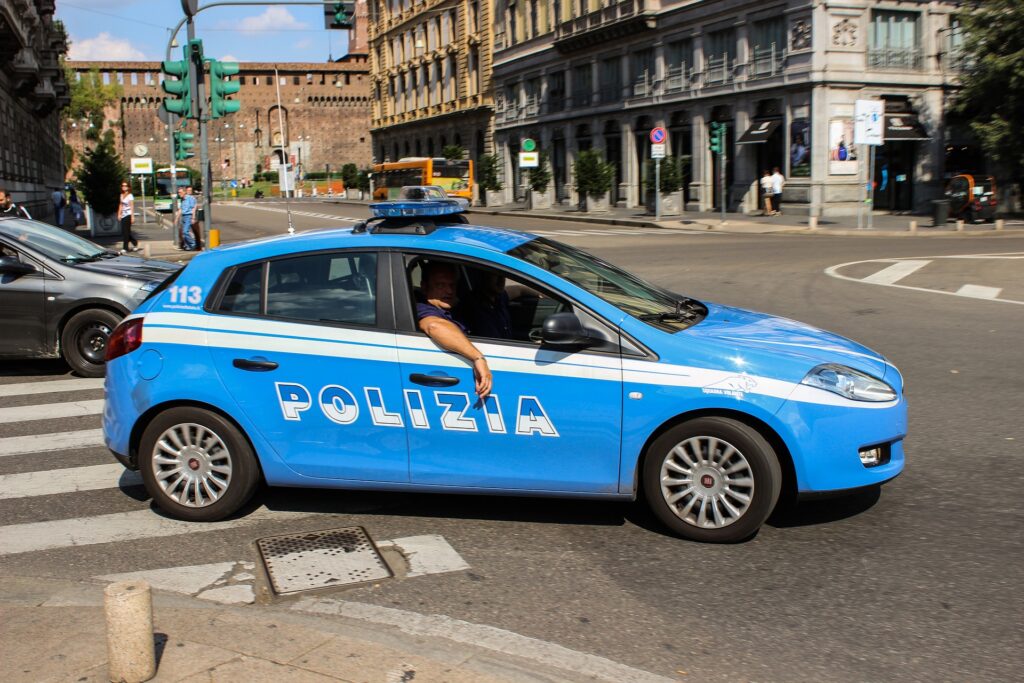 autovelox e speed scout - un'auto della polizia italiana azzurra con banda bianca