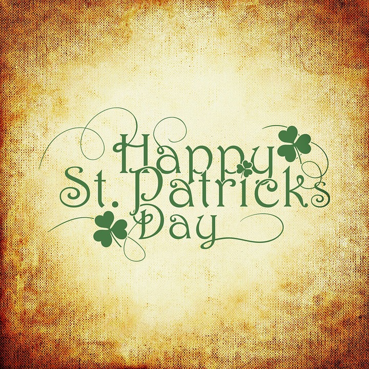 scritta happy saint patricks day su pergamena e con trifogli