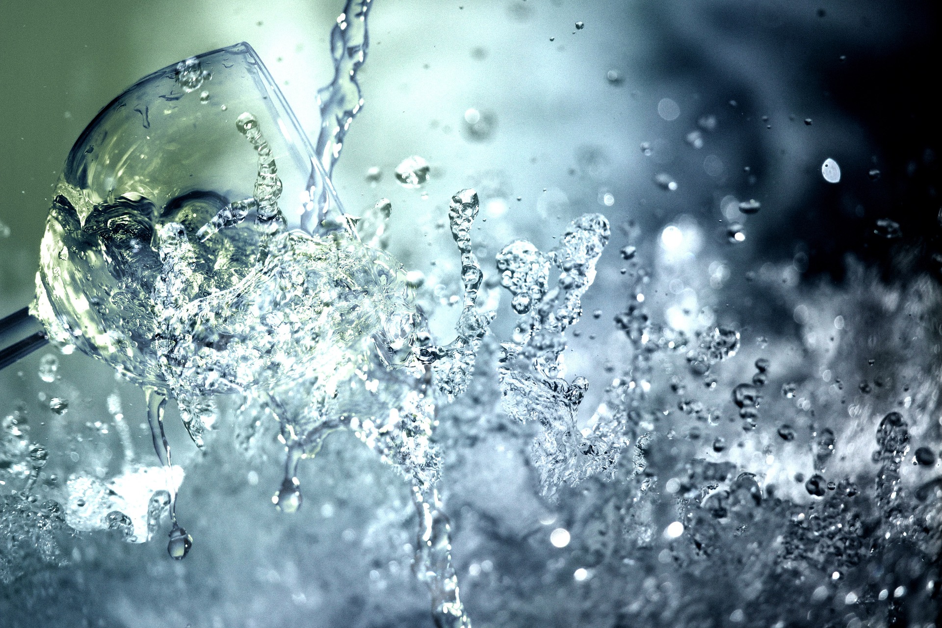 world water day acqua che esplode dentro un calice e schizza ovunque con gocce e spruzzi