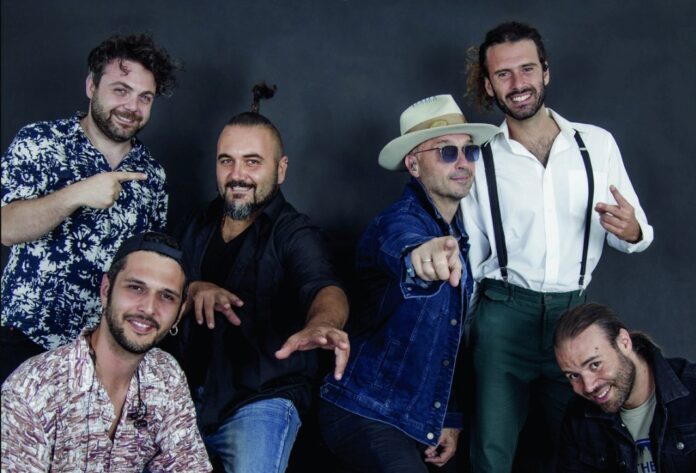 joe bastianich e la band la terza classe in primo piano