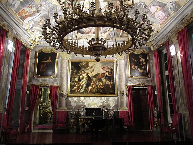 salone interno con arazzi e arredi rossi del palazzo di Pellicceria 