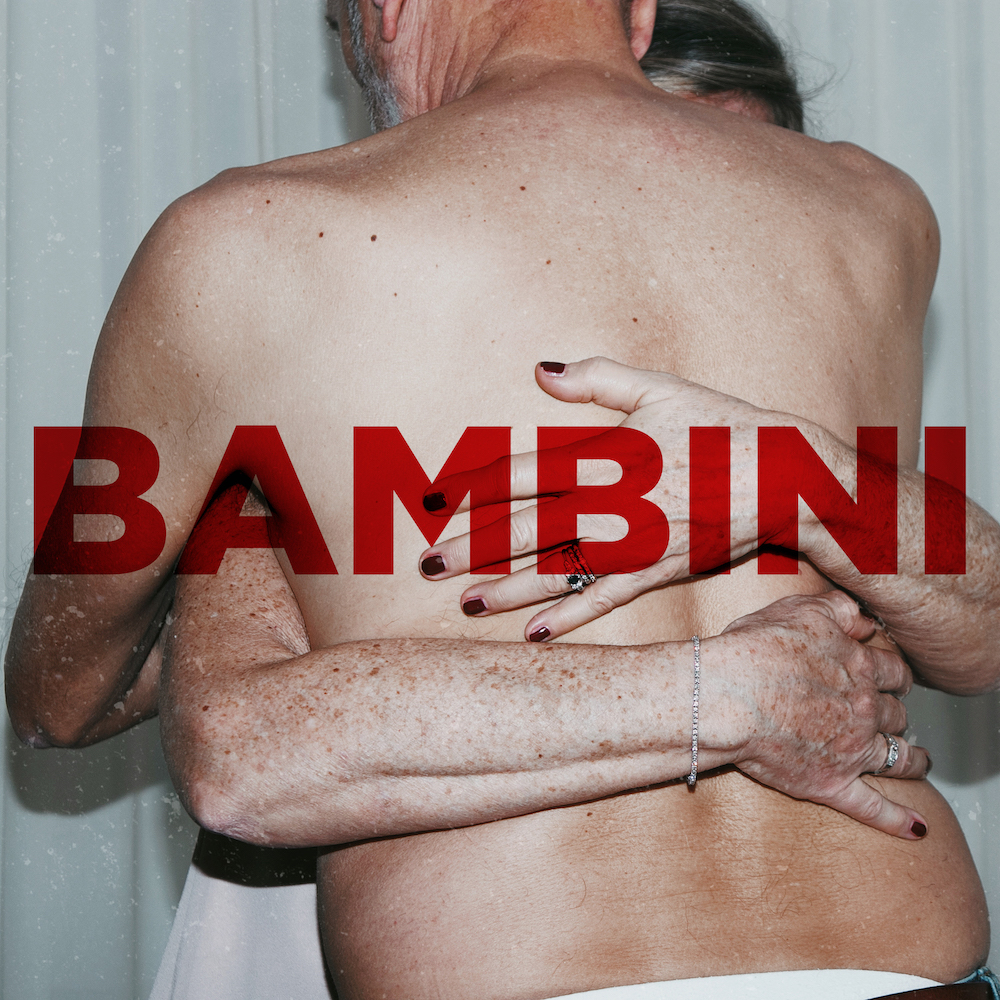 bambini - la copertina del singolo dei pawns che raffigura un uomo a torso nudo, di spalle, che abbraccia  un bambino