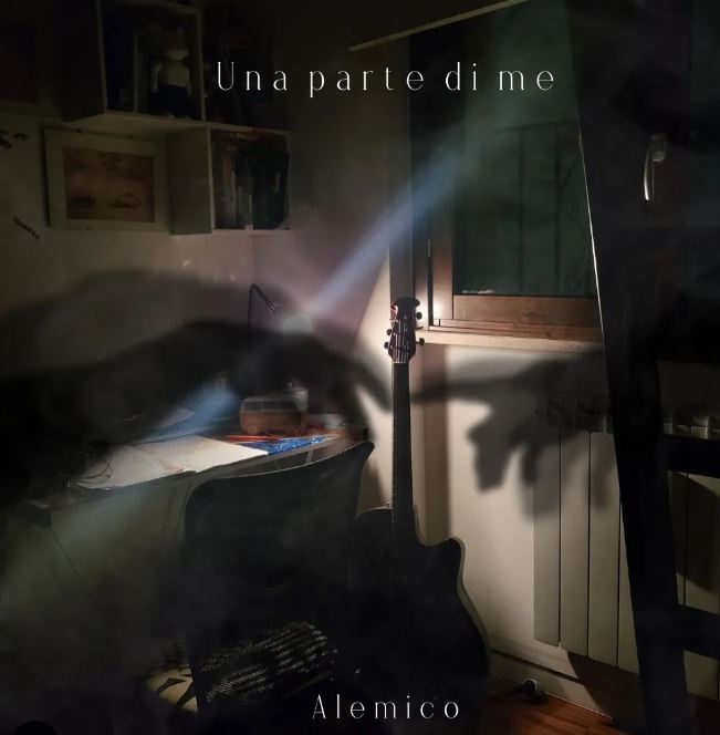 alemico - la copertina del nuovo singolo che raffigura una  cameretta in penombra, con in primo piano una chitarra