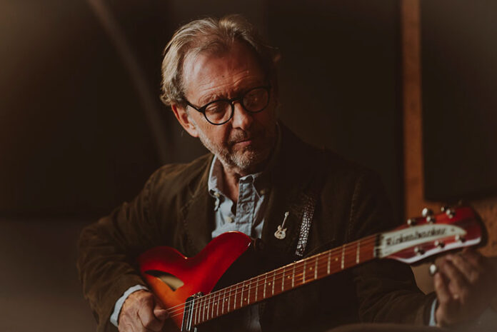 marco bonino è intento a suonare una chitarra elettrica di colore rosso