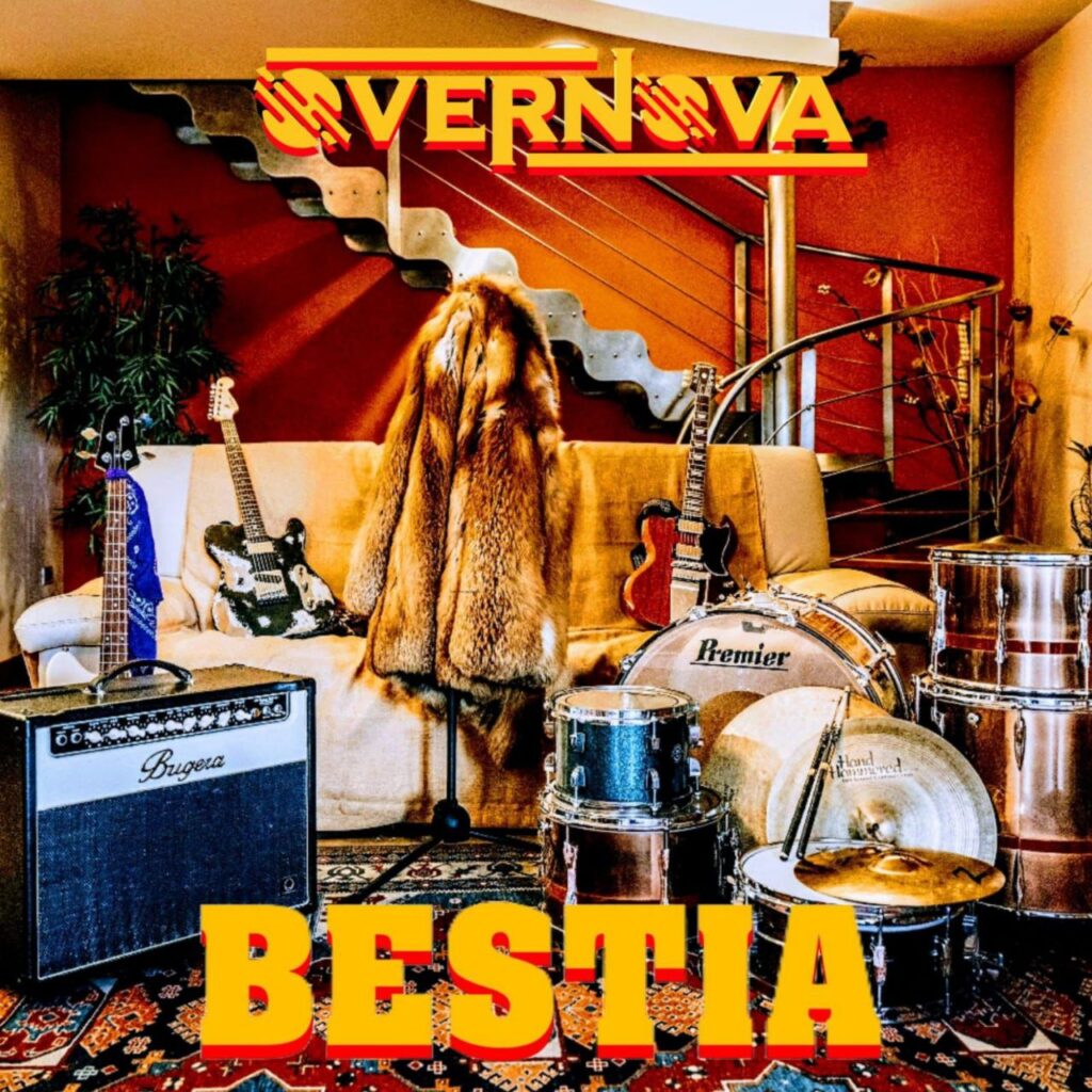 bestia - la copertina del singolo di overnova che raffigura una stanza con degli strumenti musicale (batteria, chitarra, amplificatore) distribuiti attorno ad un divano