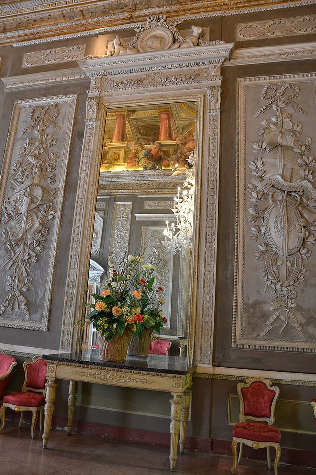 interno del palazzo Pnataleo Spinola affreschi e stucchi con specchiera barocca