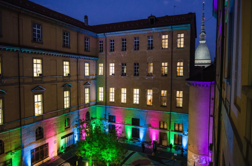 la cavallerizza illuminata a colori notturni per earth day torino