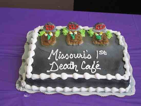torta per un death cafeè nera con scritta