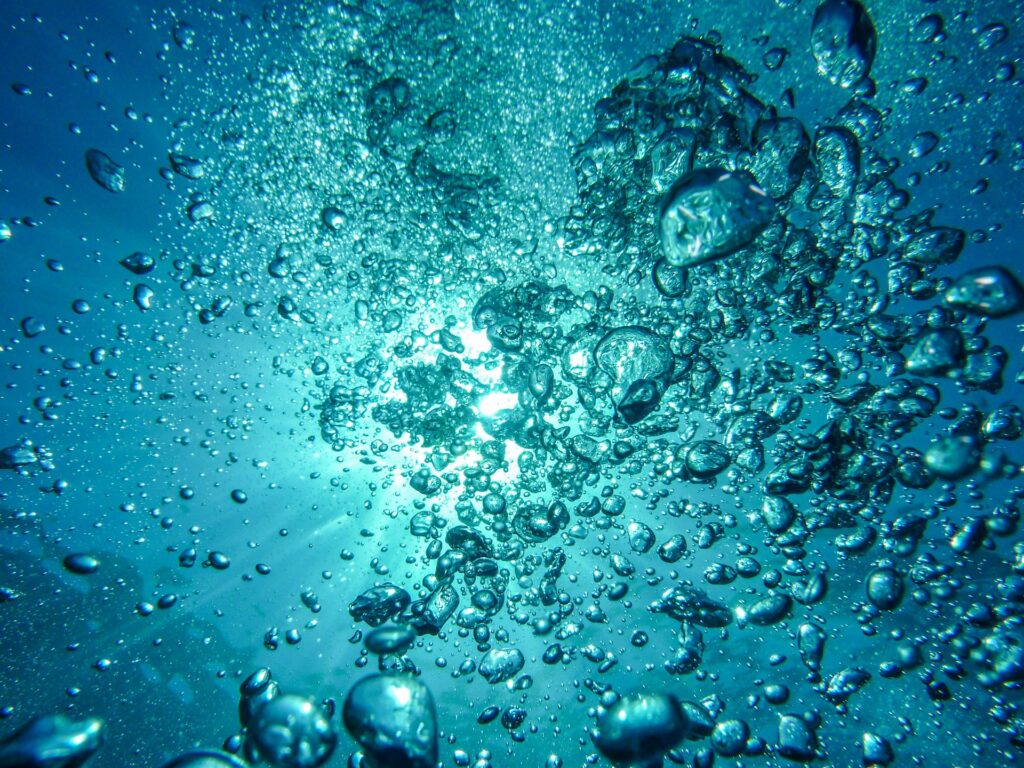 acqua di mare siccità - delle bolle di acqua nel mare