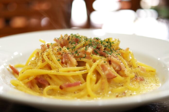 carbonara day - un piatto di pasta cucinata alla carbonara