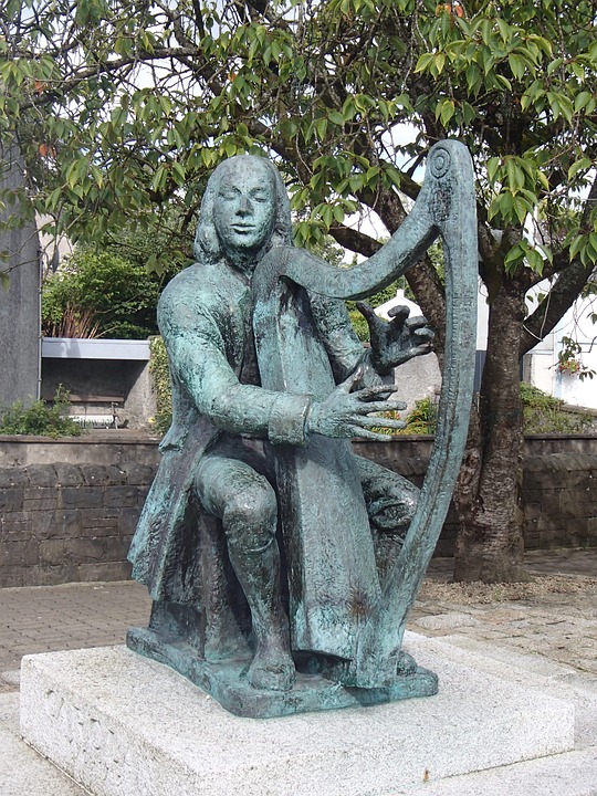 il monumento all'arpista ocarolan famoso musico irlandese