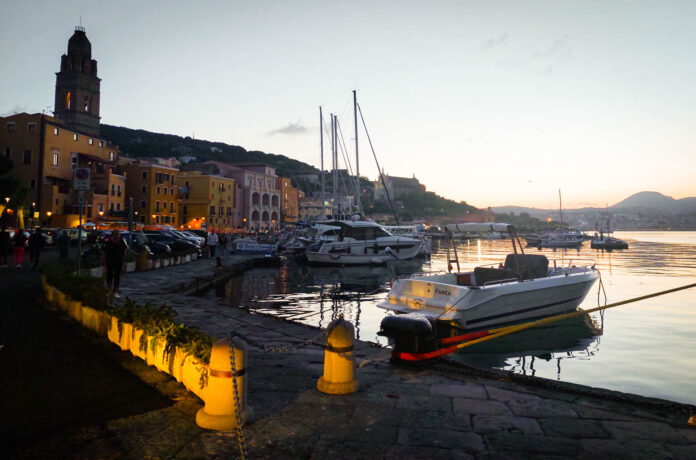 Gaeta blue forum - una veduta del lungomare di gaeta e del porto con tante barche