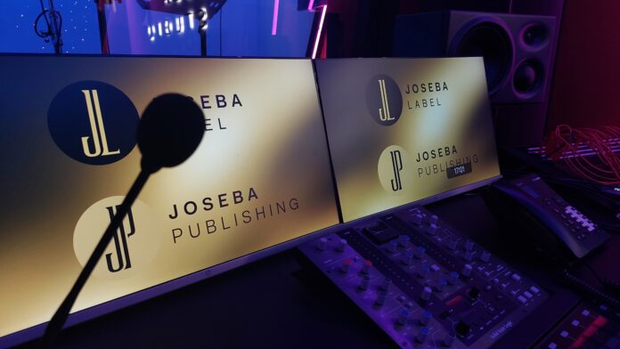 Clementino nuove audizioni Joseba academy - nella foto due monitor pc illuminati con la schermata sulla scritta joseba studio