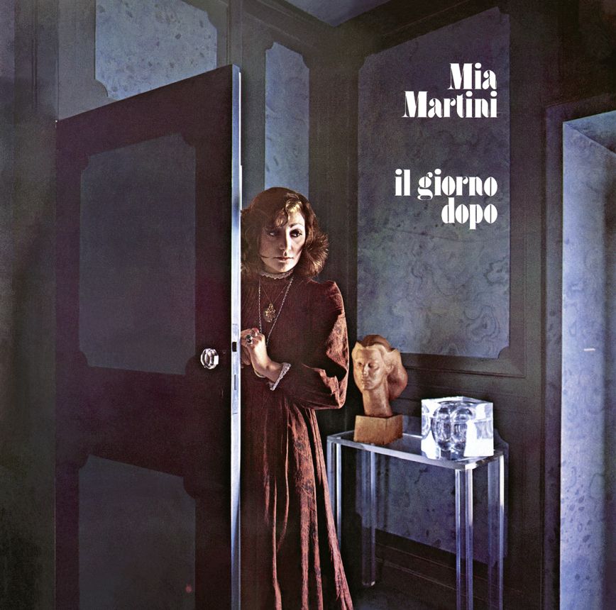 mia martini - la copertina del nuovo album, che la ritrae in un vecchio scatto, appoggiata ad una porta, con un lungo vestito marrone