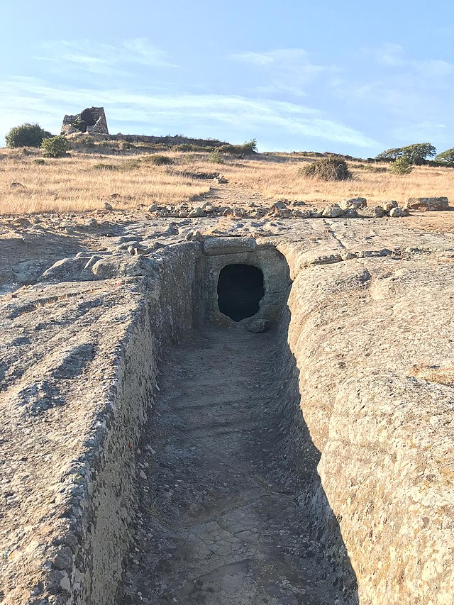 ingresso necropoli con sfondo un