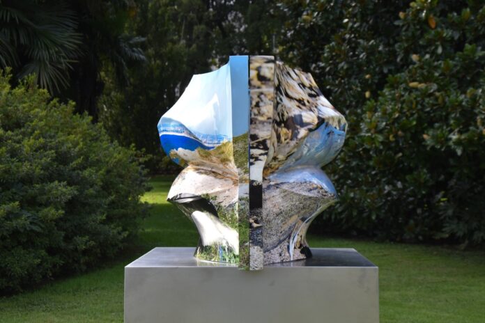 Conversations with blue gold - una delle sculture in mostra