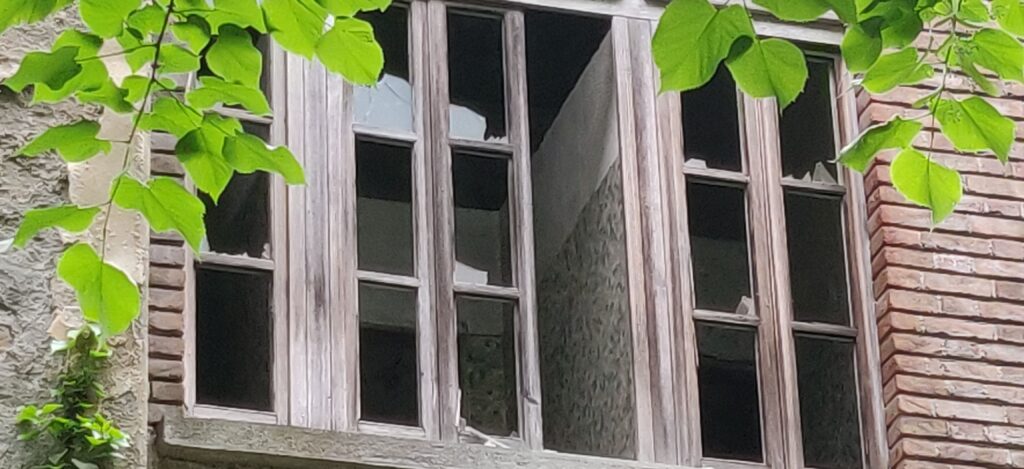 finestre di Villa Azzurra in cui notano le piastrelle dei bagni