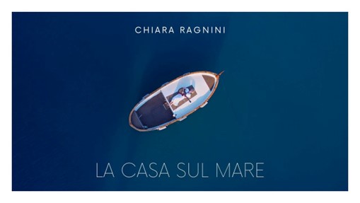 chiara ragnini - la copertina del nuovo singolo che raffigura una barca vista da''alto, nell'azzurro del mare