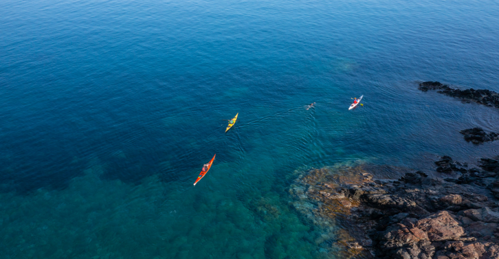 il mare dell'Elba con dei kayak