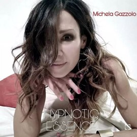 Michela Gazzolo - la copertina del nuovo album che la ritrae in primo piano, con la mano destra appoggiata al mento