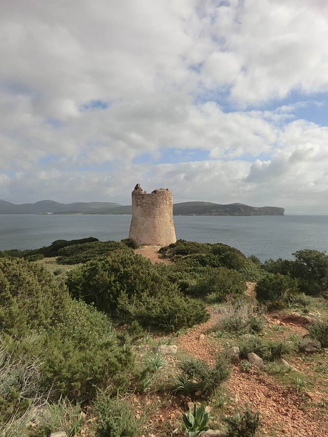 costa della sardegna con nuraghe su promontorio