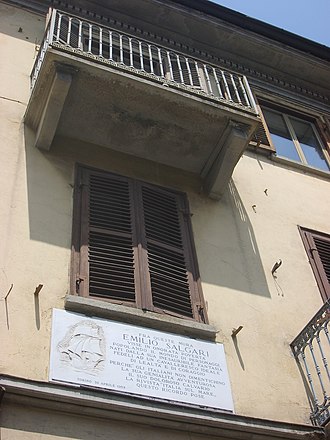 alloggio di Corso Casale 205 a Torino con la targa commemorativa
