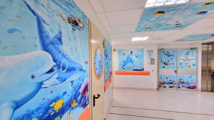 Spedali di Brescia ospedali dipinti -. le pareti del reparto di chiururgia peddiatrica dipinti con delfini e pesci e mare