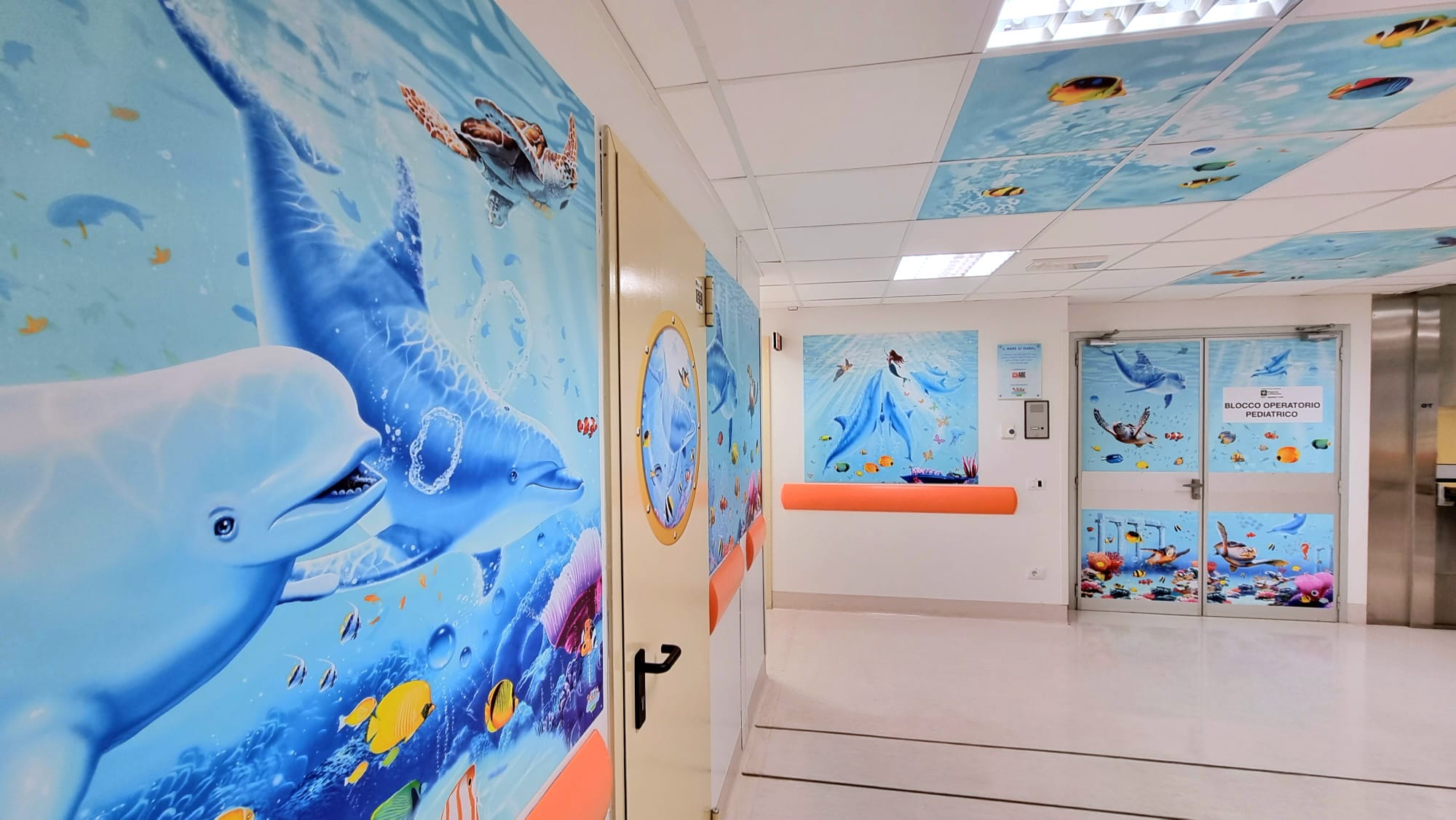 Spedali di Brescia ospedali dipinti -. le pareti del reparto di chiururgia peddiatrica dipinti con delfini e pesci e mare