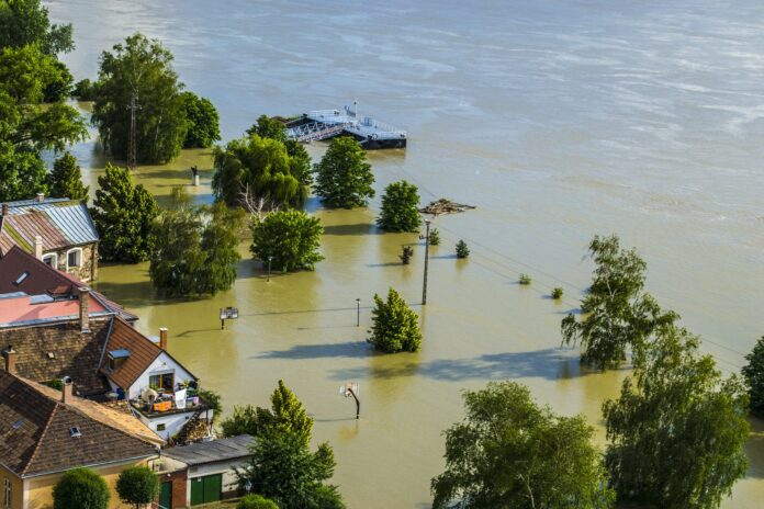 emergenza romagna alluvione - delle case completamente coperte dall'acqua del fiume esondato