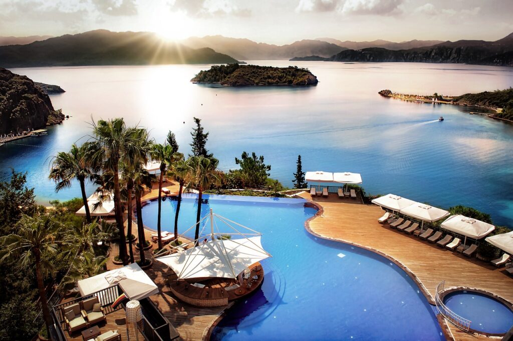 Hotel o casa vacanza nella foto una panoramica dall'alto i un resort davanti al mare e che ha piscine private