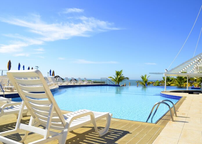 Hotel o casa vacanza airbnb - una sdraio bianca davanti a una piscina di un resort