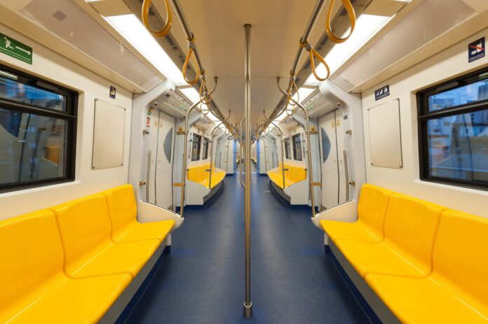 autobus pubblico metro - dei sedili gialli del vagone di un treno metro