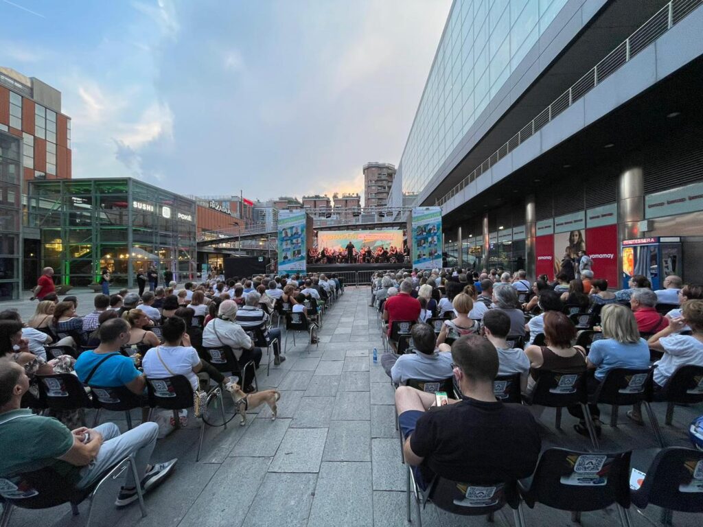 parco dora live 2023 immagine di spettacoli serali con persone sedute di fronte al palco