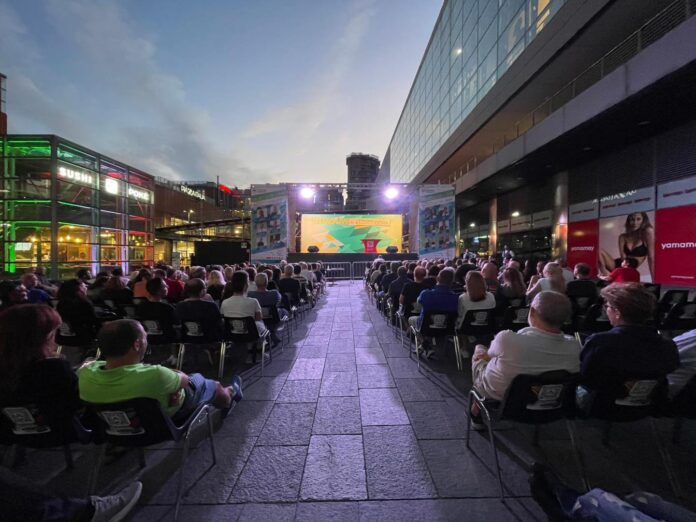 parco dora live 2023 immagine della pizza con il palco illuminato e le persone sedute in attesa dello spettacolo