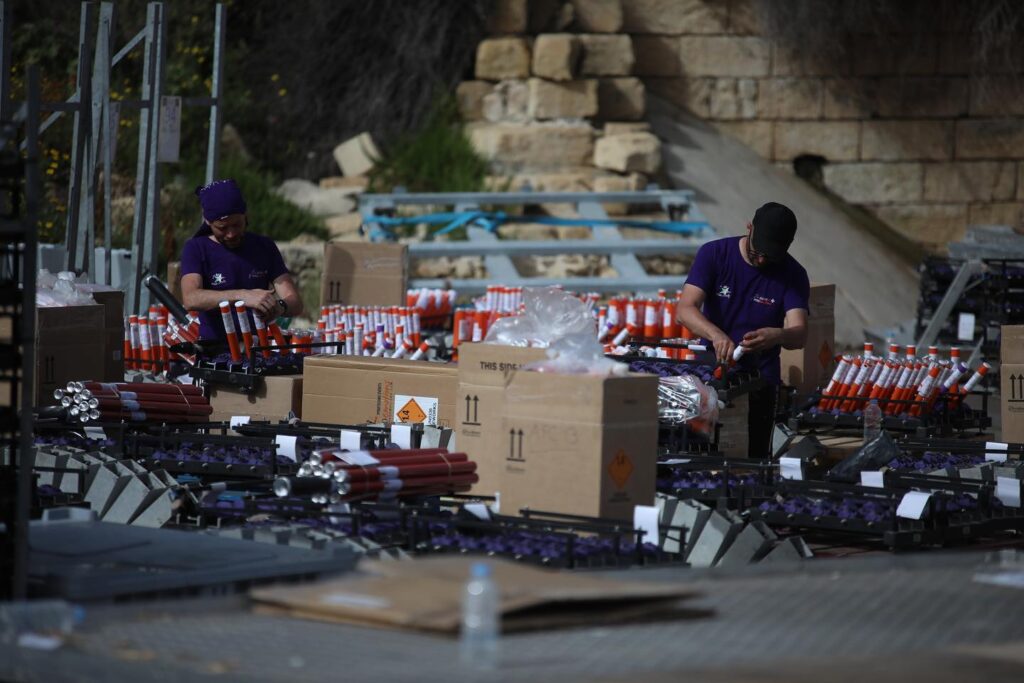 momento di produzione dei fuochi a Malta