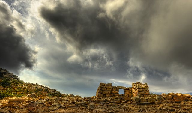 resti di nuraghe in sardegna sotto un cielo minaccioso