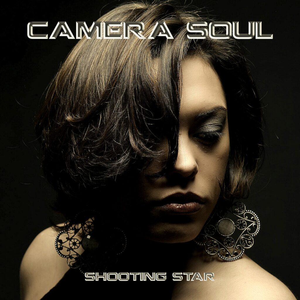 camera soul - la copertina del nuovo singolo shooting stars che ritrae in primo piano la cantante sabreetha vee