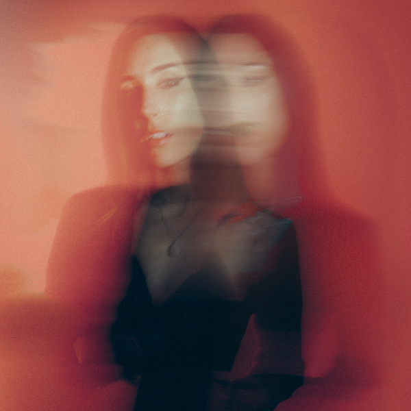 lisa manara - la copertina del nuovo singolo che la ritrae, vestita di scuro, in una immagine tridimensionale