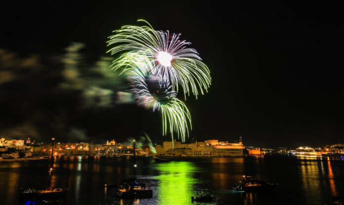 fuochi d'artificio notturni sul mare fronte Valletta nell'isola di Malta