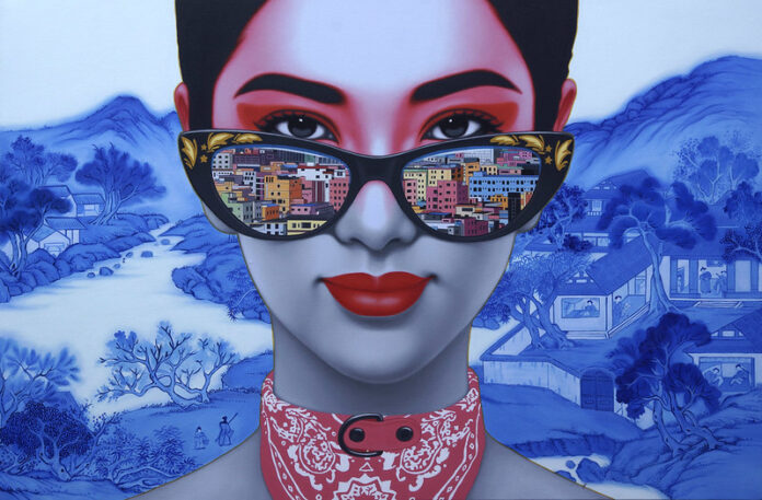 Vapore d'estate - nella foto il viso di un adonna cinese con capelli raccolti, occhiali da sole a specchio in cui si riflette una metropoli e al collo porta un bandana rosso