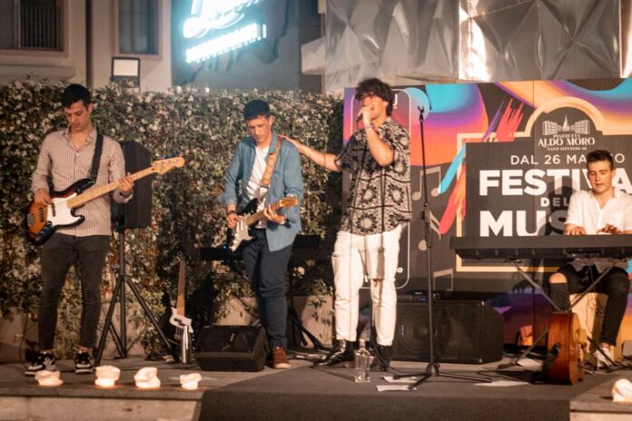 Gli Estro, festival della musica, live, pop, rock, indie. Foto che ritrae gli estro, cinque ragazzi mentre cantano e suonano.