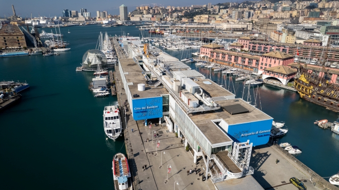 Ambiente e sostenibilità - nella foto una veduta dall'alto della banchina del porto antico con tante barche