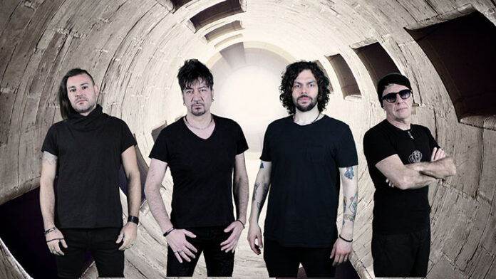 alterpop - i quattro componenti della band, in una foto in bianco e nero, all'interno di un tunnel
