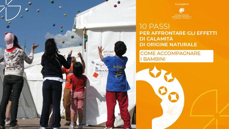 Romagna dopo l'alluvione: la locanzdina con dei bambini che lanciano delle palline colorate al di la della cinta di una casa bianca
