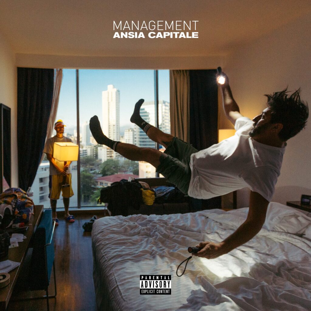 management - la copertina del nuovo album che raffigura un unomo in pantaloncini e maglietta intento a saltare sul letto