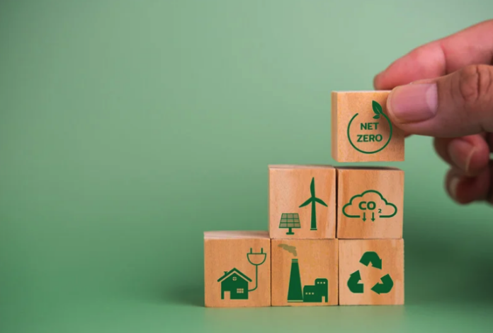 fondazione save energy piccoli mattoncini di materiale ssotenibile messi da una mano su un fondo verde