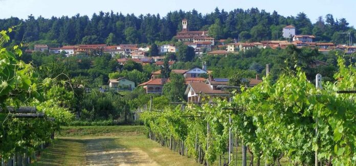 orio canavese piccole case su verdi colline