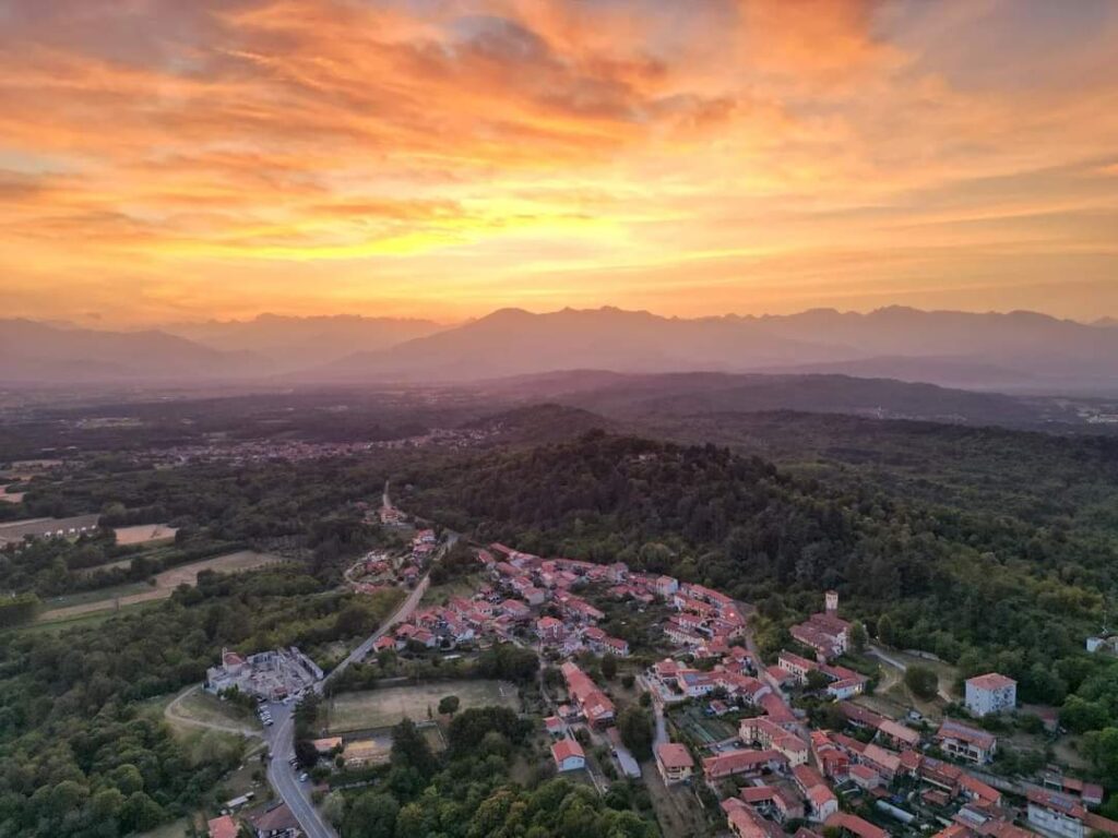 Orio Canavese vita dall'alto al tramonto