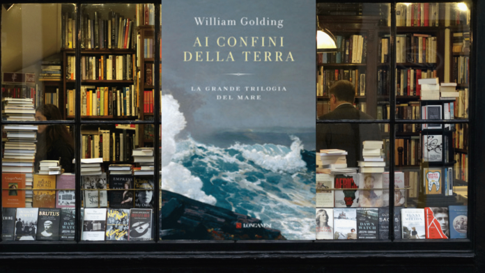 la copeina del libro di Willima Goldeng in una libreria in vetrina