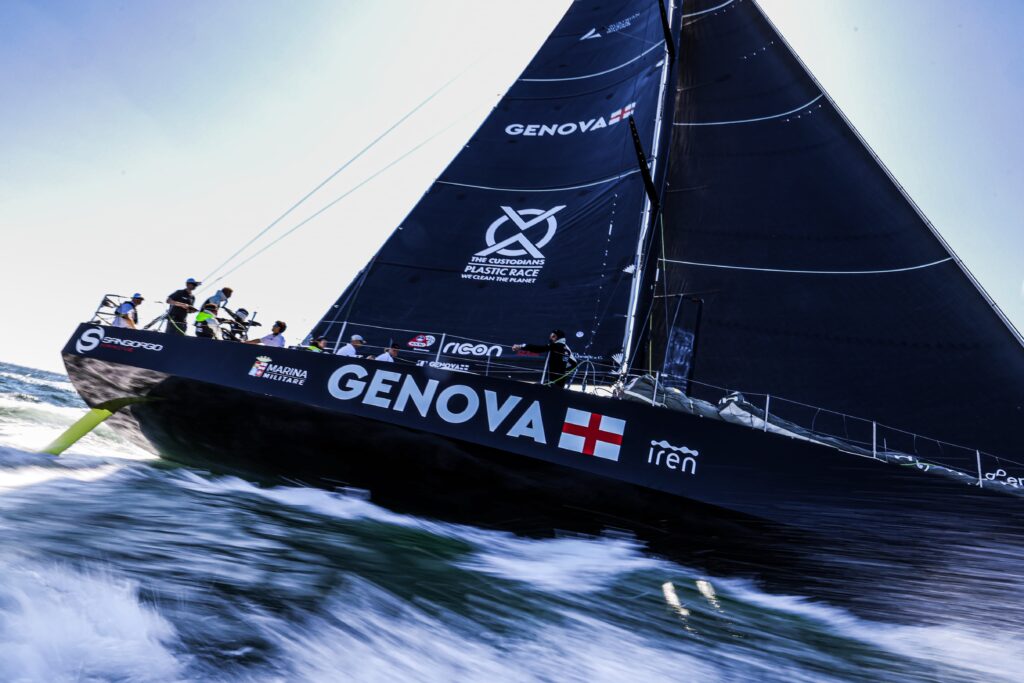 Genova - la barca a Vela tutta blu con le scritte e la bandiera di Genova